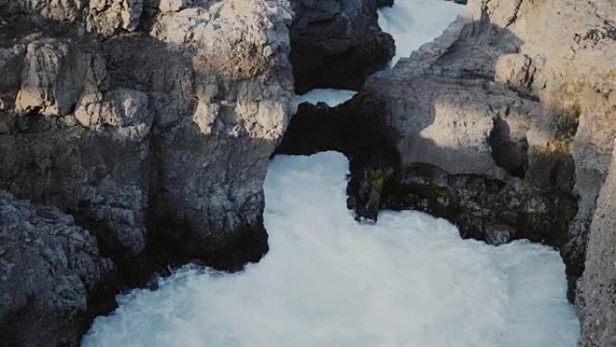 美丽的野河，强大的Barnafoss瀑布在冰岛。山间有泡沫的水