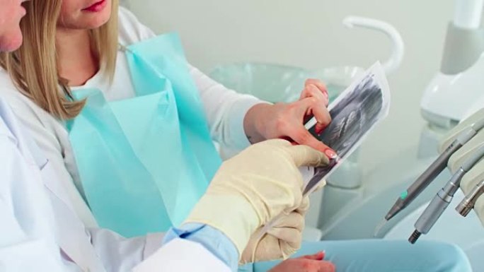 牙医和病人谈论牙科x光