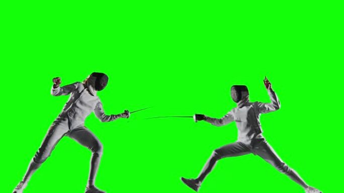 两名击剑女运动员在绿色背景上行动