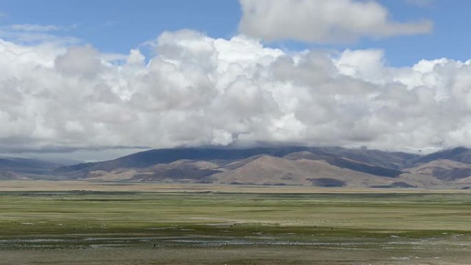 西藏喜马拉雅山脉的移动云和景观