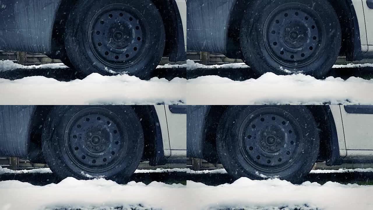 在雪地里驶过卡车