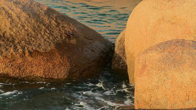 高清: 海洋中的岩石