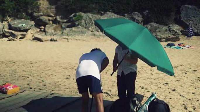 夫妇搭建沙滩伞