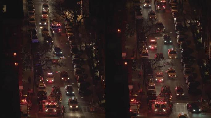 消防车晚上站在路中间。照明警示灯、交通、汽车