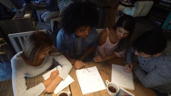 一群朋友在咖啡店一起为大学考试学习