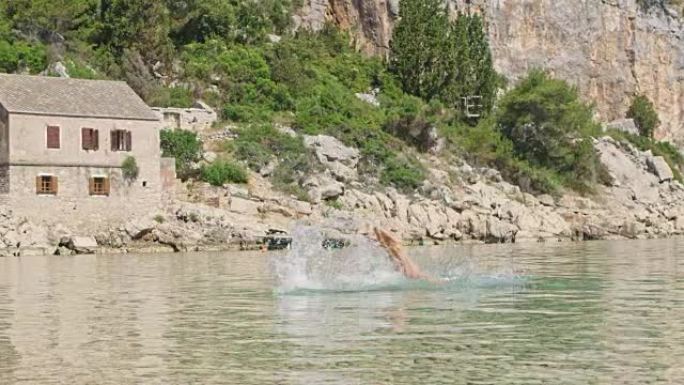 穿着泳衣的女士慢动作女人潜入克罗地亚赫瓦尔的阳光明媚的夏季海洋