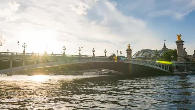 巴黎桥亚历山大三世桥，背景为大皇宫