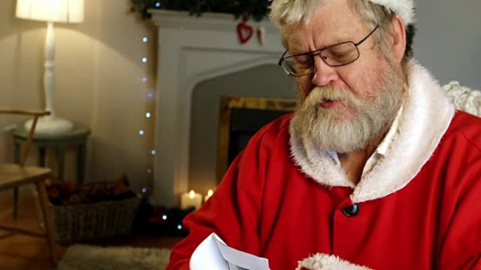圣诞老人正在阅读清单