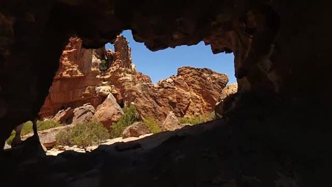 无人机在岩石中的洞穴中飞行