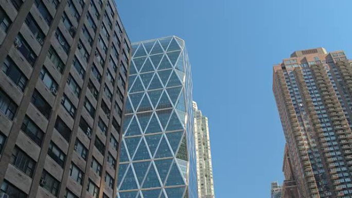 低角度视角:高耸的摩天大楼，纽约市中心的办公大楼