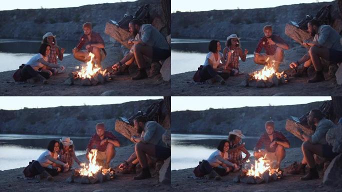 快乐的朋友在篝火旁放松