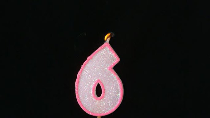 六个生日蜡烛在黑色背景上闪烁并熄灭