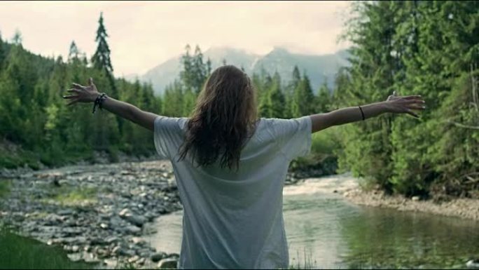 拥抱自然——女人张开双臂欣赏风景