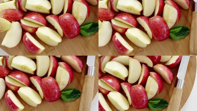 砧板上的红苹果片和刀