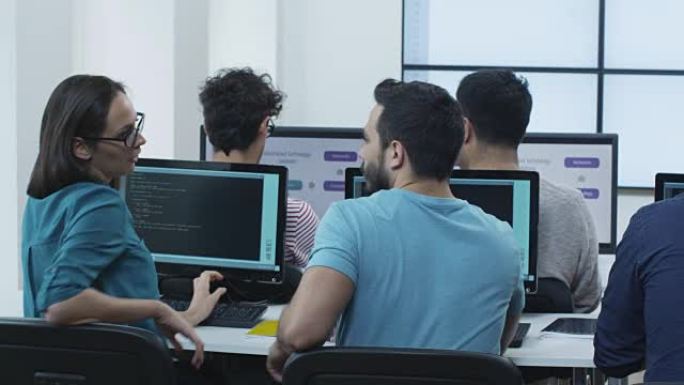 一群学生在计算机课上学习编程