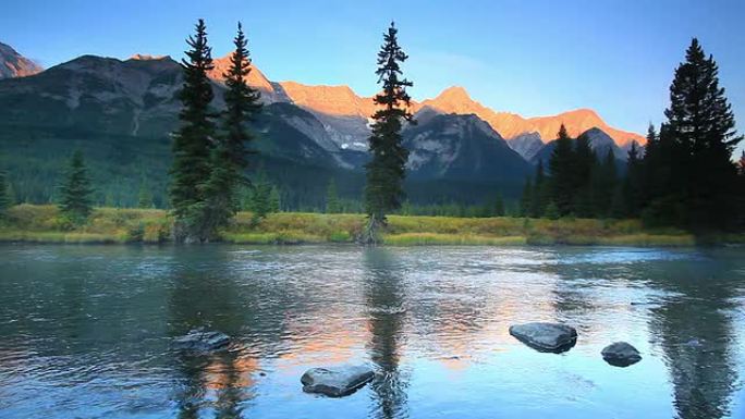 加拿大落基山脉的雾山河和阿尔卑斯辉光