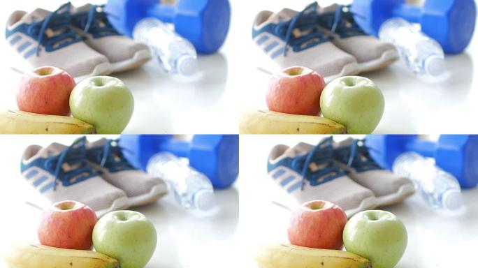 水果苹果和香蕉与健身器材健康概念