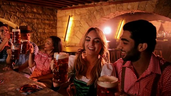 年轻的多民族夫妇和朋友在酒吧庆祝啤酒节