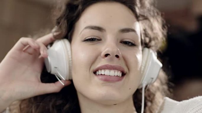 特写，女人用耳机听音乐
