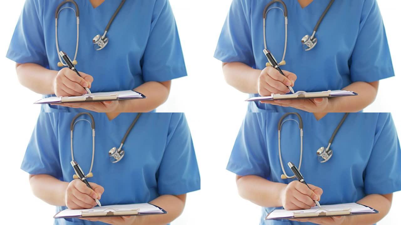 女医生用蓝色制服在剪贴板图表上填写文字