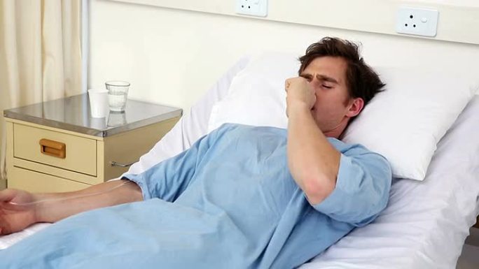 病夫躺在病床上咳嗽