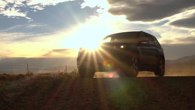 慢动作特写黑色SUV吉普车在阳光明媚的夜晚在夕阳下行驶