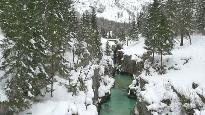 空中: 翡翠河在冬天穿过白雪皑皑的峡谷