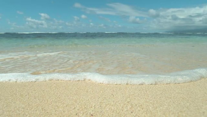 慢动作: 从远处传来的柔和的海浪冲刷了白沙海岸。
