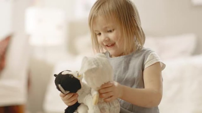 快乐的小女孩在房间里玩毛绒玩具。