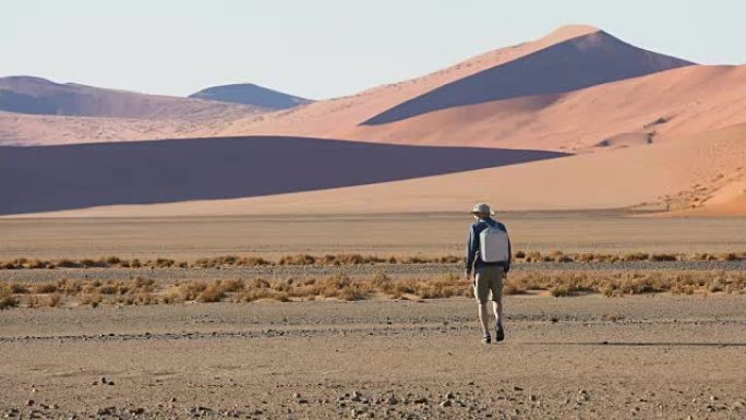 纳米比亚最高沙丘下的人。