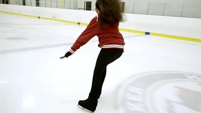 练习花样滑冰的孩子