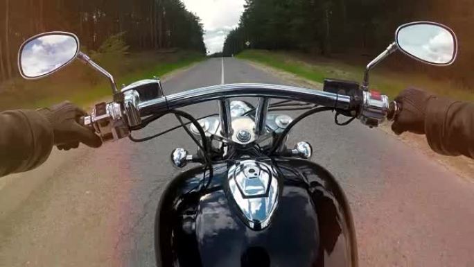 快速骑摩托车，车把关闭。