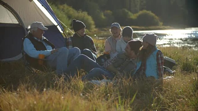多代家庭在乡村帐篷外放松