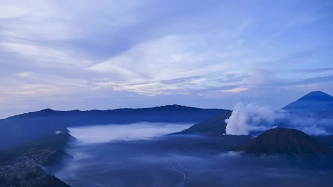从印度尼西亚Bromo Tengger Semeru国家公园的Penanjakan山的观点看，日出期
