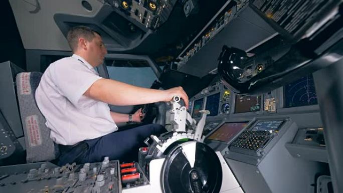 在飞行过程中，专业飞行员正在移动控制轮和操纵杆