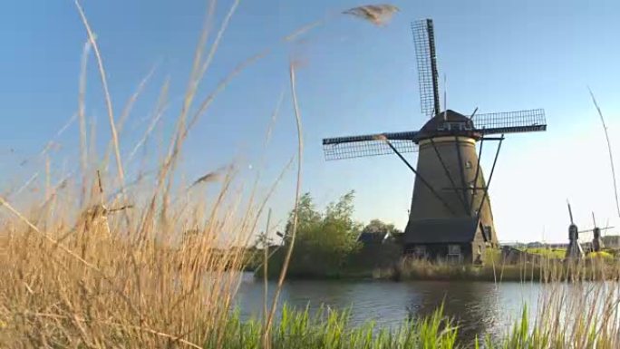 近距离观察:俯瞰大河附近美丽的古老荷兰风车