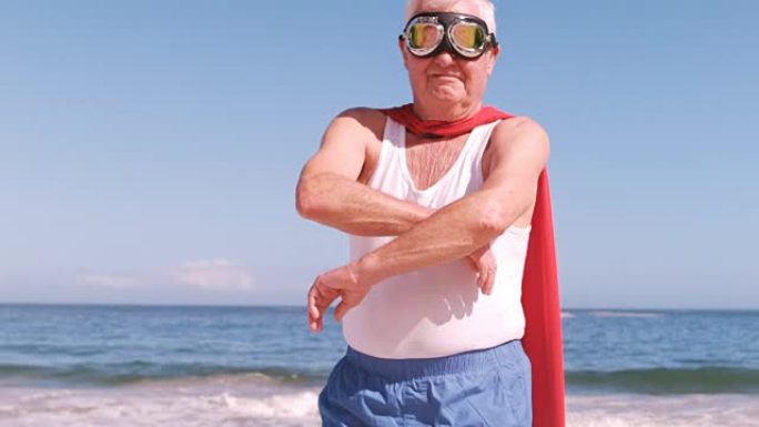 老人双臂交叉，打扮得像超级英雄