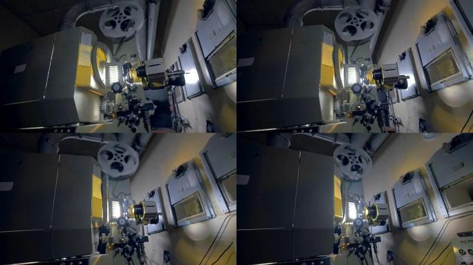 老式电影放映机在黑暗中工作。4K。
