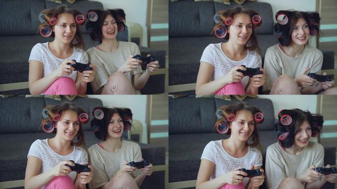两个有趣的女人用游戏手柄玩游戏机，在家玩得开心