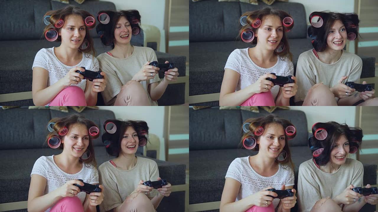 两个有趣的女人用游戏手柄玩游戏机，在家玩得开心