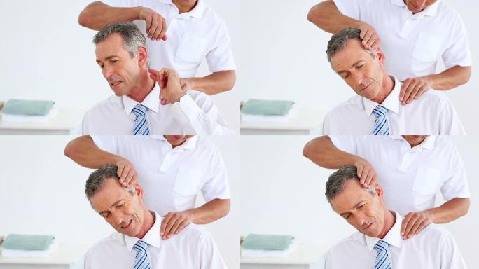 物理治疗师为商人提供颈部按摩