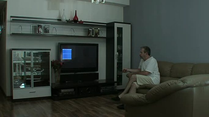 男子在客厅看电视男子在客厅看电视外国人