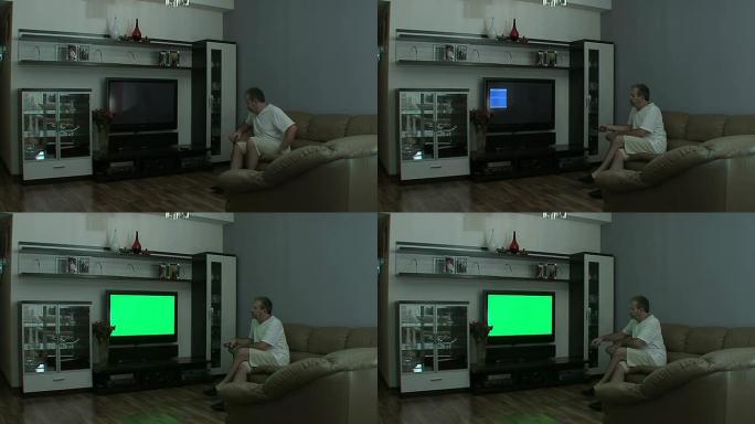 男子在客厅看电视男子在客厅看电视外国人