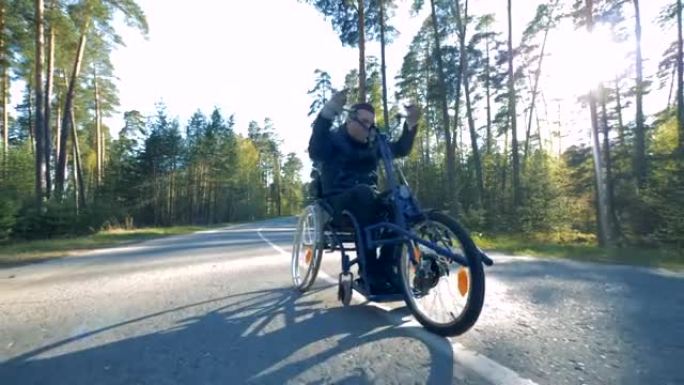 一名男子为残疾人骑了一辆特殊的自行车。