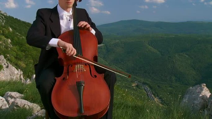 高清起重机: 男人在户外演奏大提琴