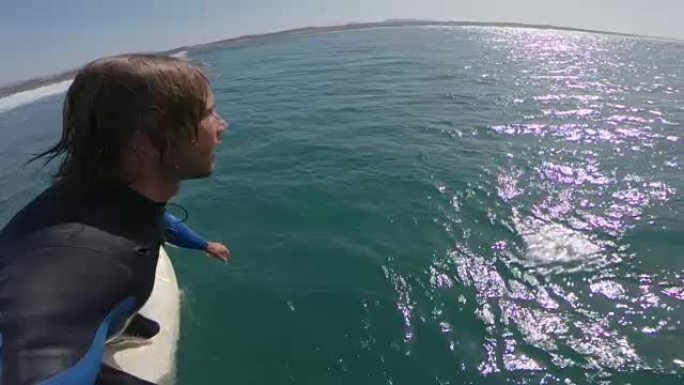 慢动作: 专业冲浪者花花公子在阳光明媚的加那利群岛冲浪有趣的海浪。