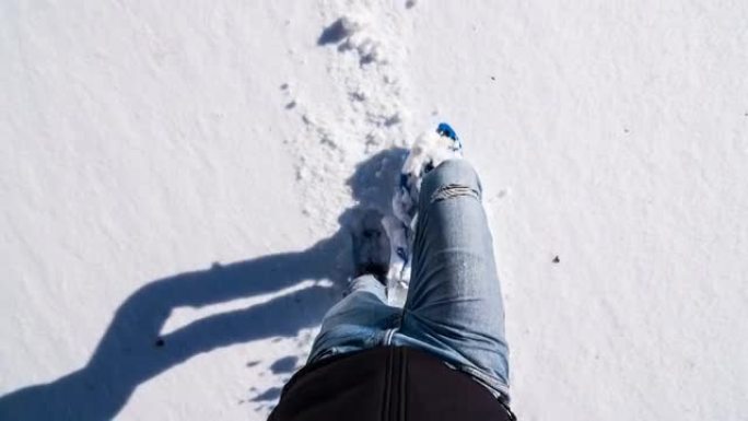 男子雪鞋在刚下的雪上行走
