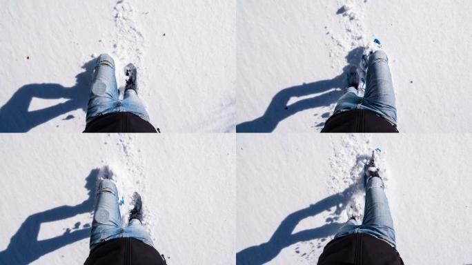 男子雪鞋在刚下的雪上行走