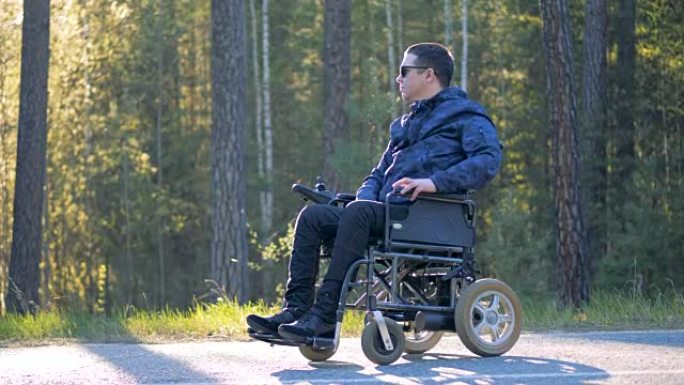 一个坐在轮椅上的男人在森林里四处张望。