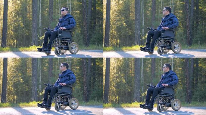 一个坐在轮椅上的男人在森林里四处张望。